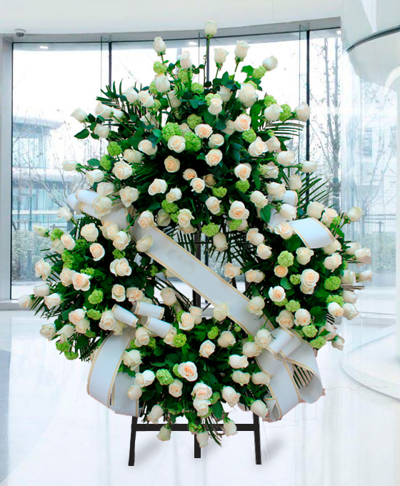 Corona de rosas blancas para enviar a Alcobendas
