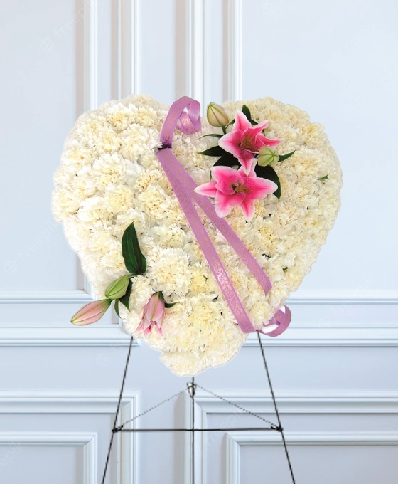 Corazón de flores blancas para tanatorios Alcobendas