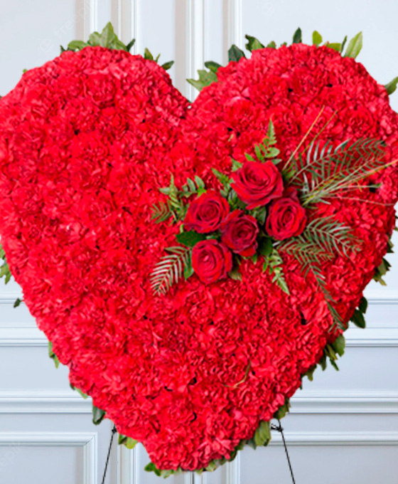 Corazón de flores de rosas rojas para difuntos