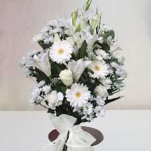 Ramo con flores blancas para difuntos
