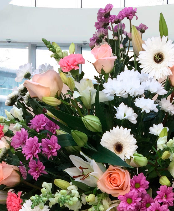 Enviar Coronas funerarias en tonos rosas para funeral